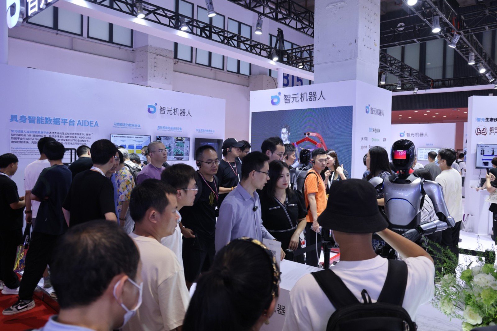 米兰·(milan)机器人亮相世界机器人大会WRC